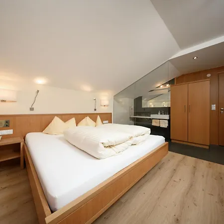 Hotel Garni Maria Theresia - Official Oetztal Summer Card Partner Sölden